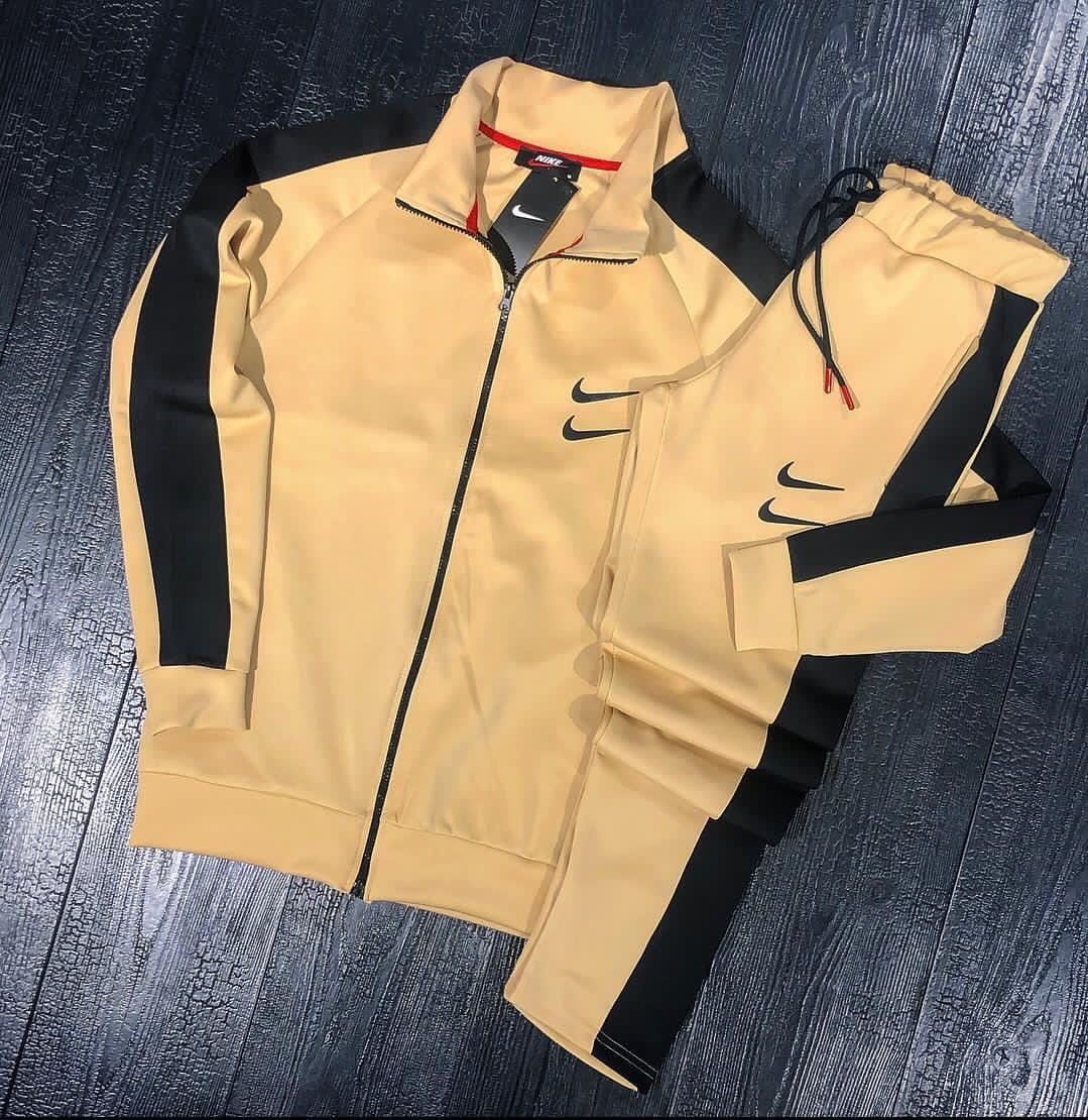 CONJUNTO DE SUDADERA NIKE BEIGE. C-6