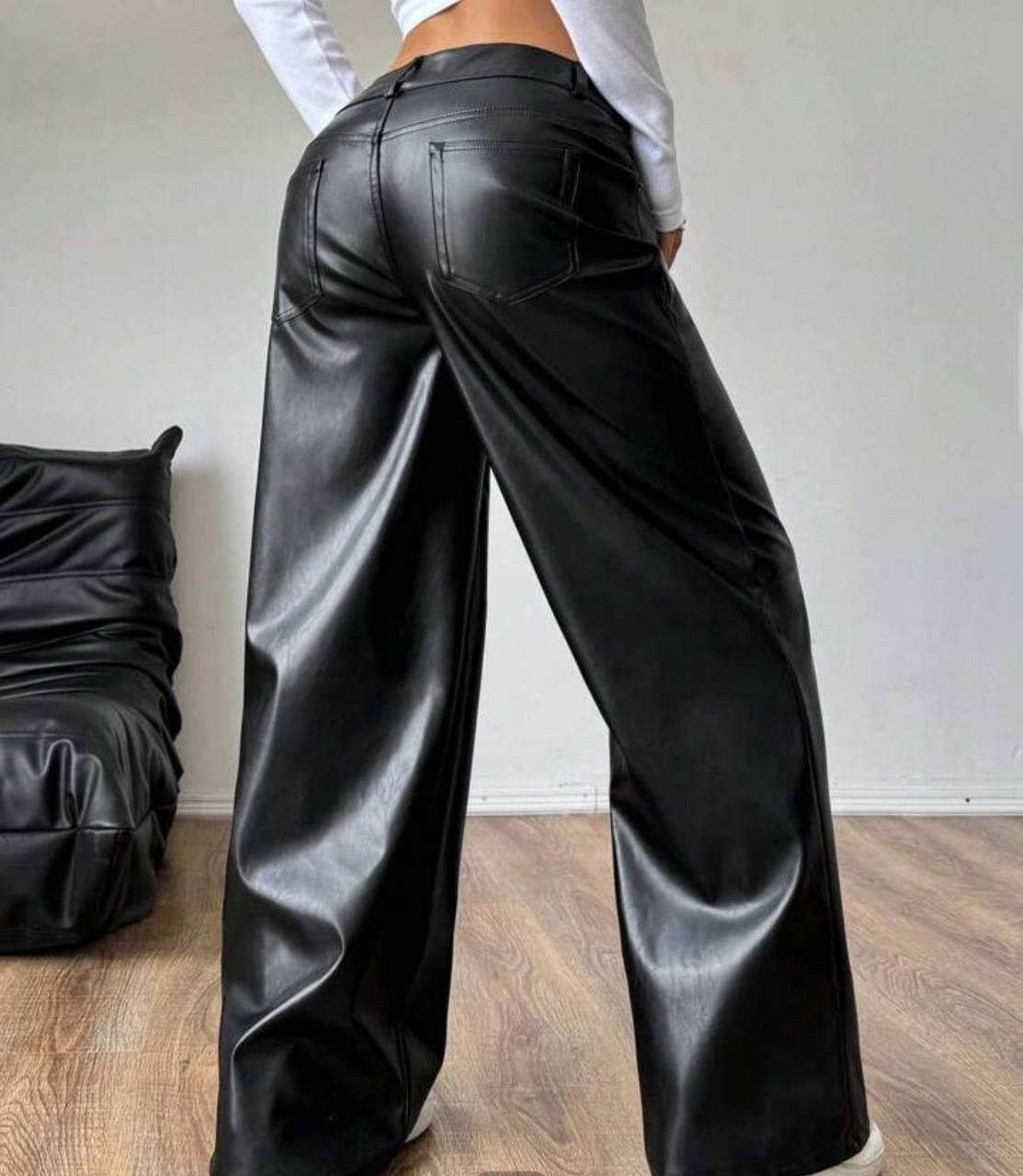 Pantalón efecto cuero oversize