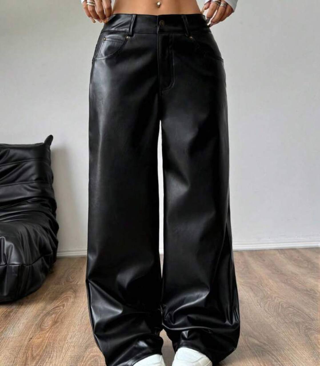 Pantalón efecto cuero oversize